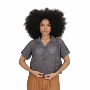 Camisa Feminina em Crochê Artesanal – Botões Frontais e Design Atemporal