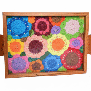 Bandeja em madeira com detalhe em croche