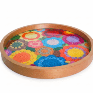 Bandeja em madeira com detalhe em croche