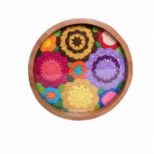 Bandeja em madeira com detalhe em croche